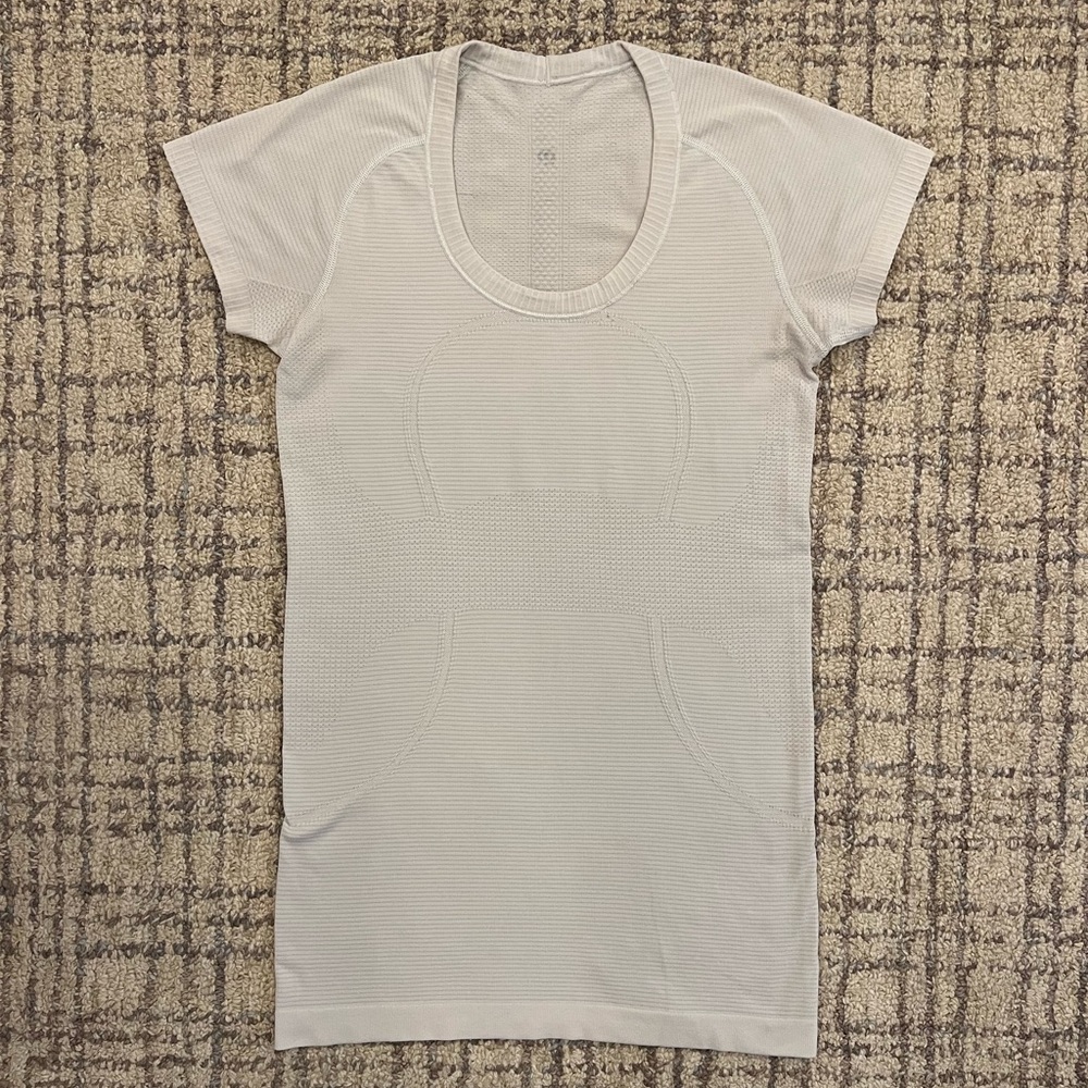 Lululemon Swiftly tech shirt. Size 6.